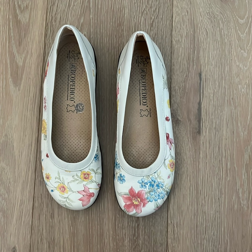 Arcopedico Jenna slip on in white floral